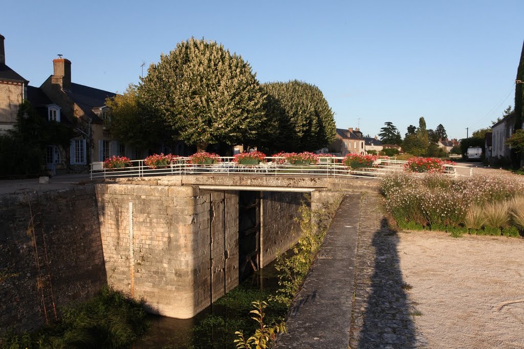 Canal d' Orleans by www.binnenvaartinbeeld.com