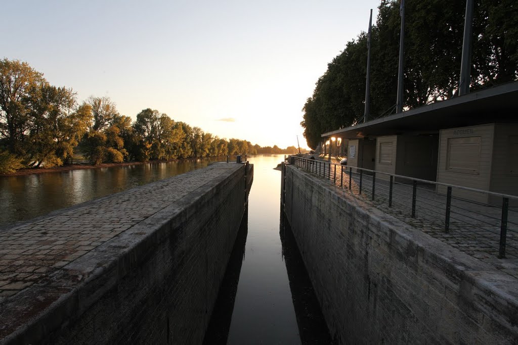 Canal d' Orleans by www.binnenvaartinbeeld.com