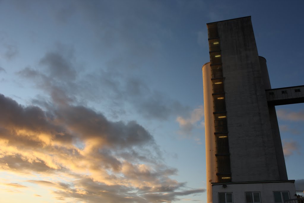 The gigant tank/tower (silo) at Hegreneset by Mona Lygre