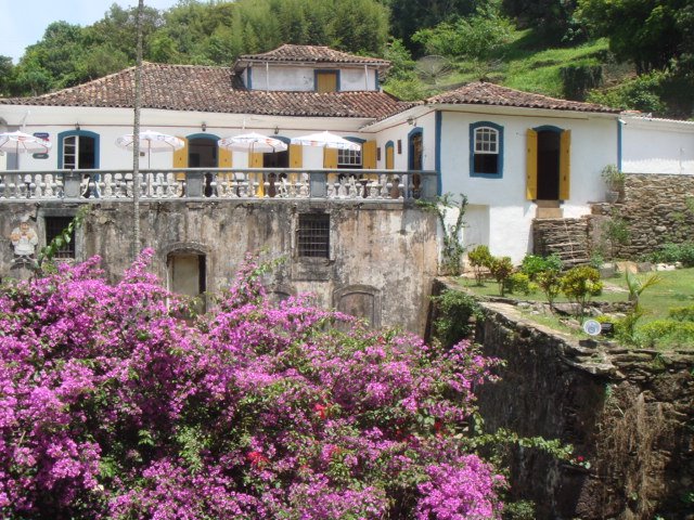 Casa Colonial e Flores by Marcelo S F