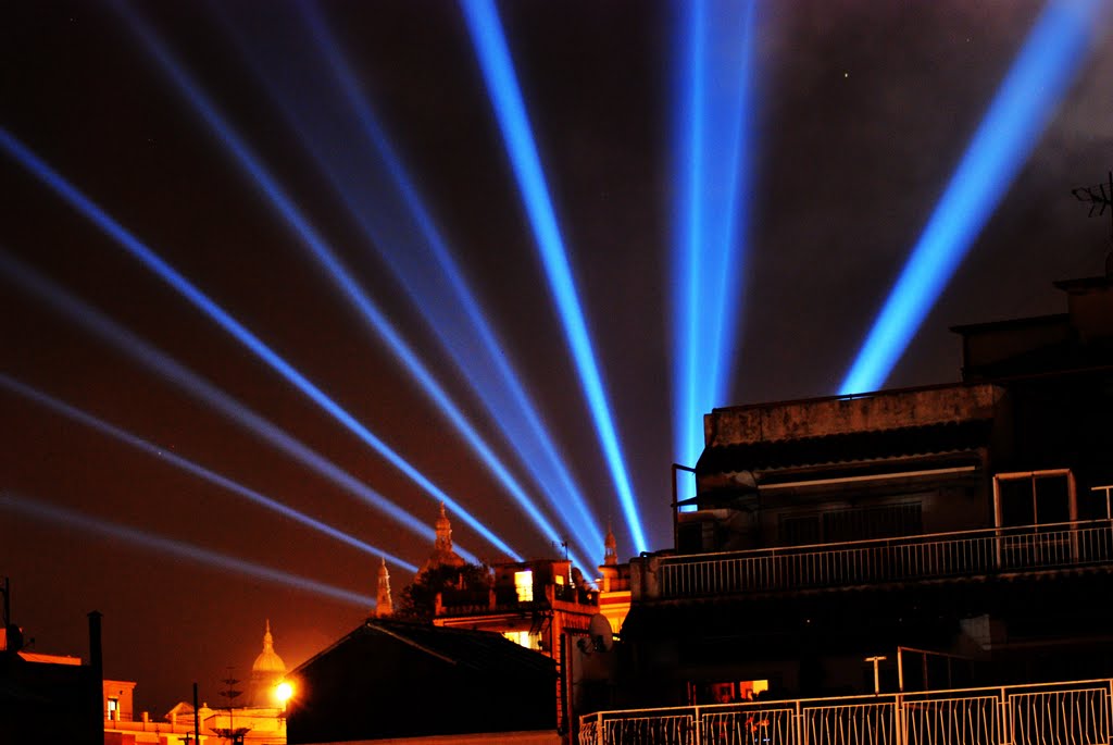 Focos de la Plaza de España, Barcelona, vistos desde casa, en las Fiestas de la Merced. by Ricardo Sergio Lopez Barreiro