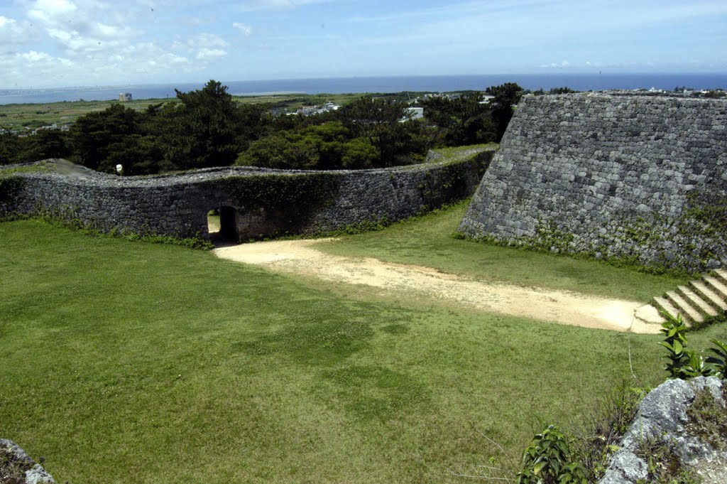 Du haut du vieux château de Zakimi by gabolde