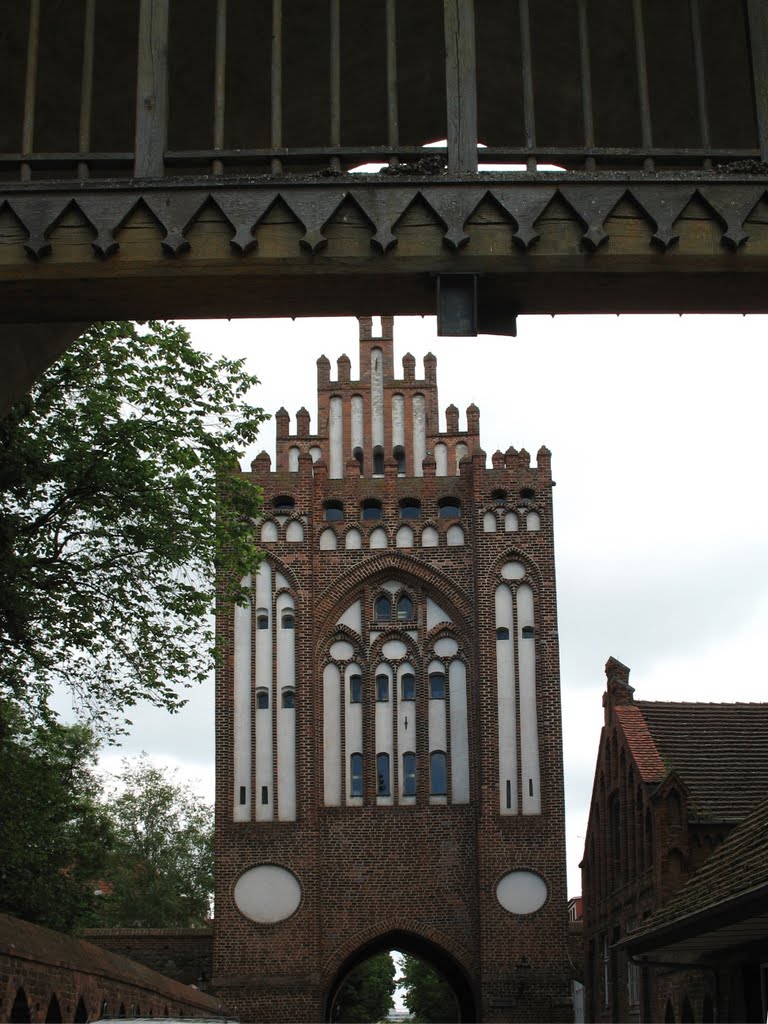 Neubrandenburg, Treptower Tor by Wensky