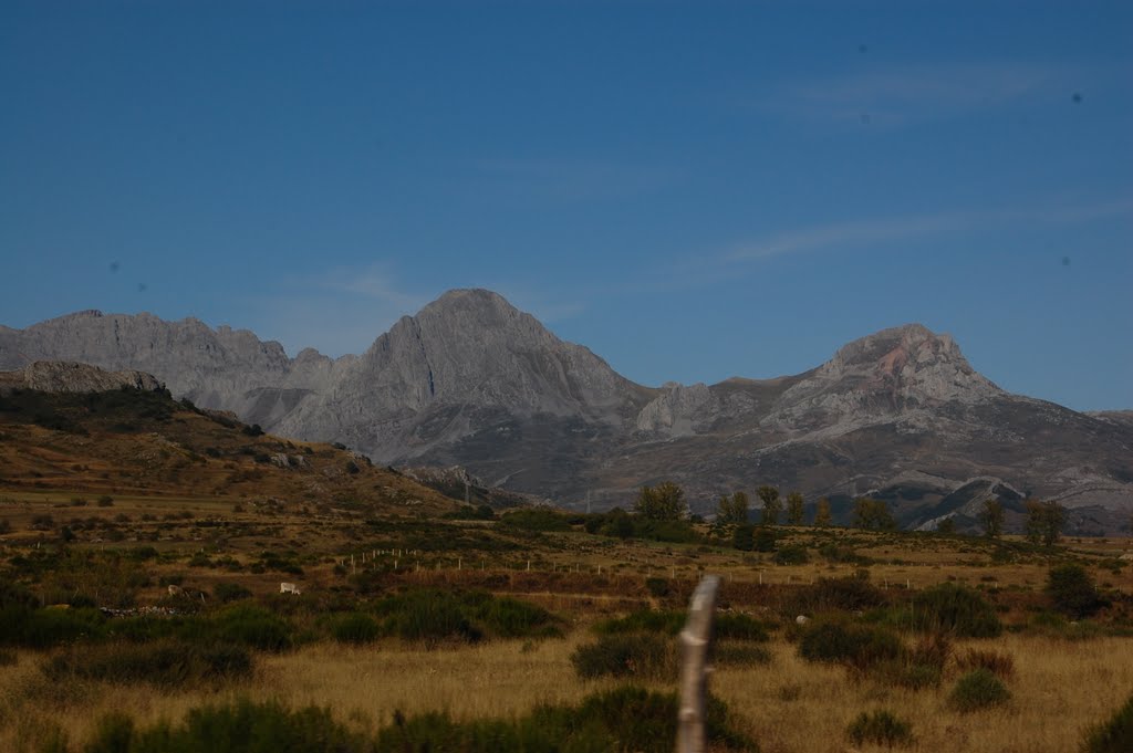 Peña Ubiña desde Babia by llobetgus