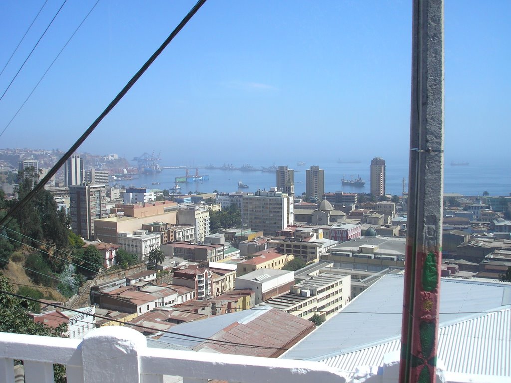 Proto de Valparaíso visto da casa de Pablo Neruda by Wellington Aerodance