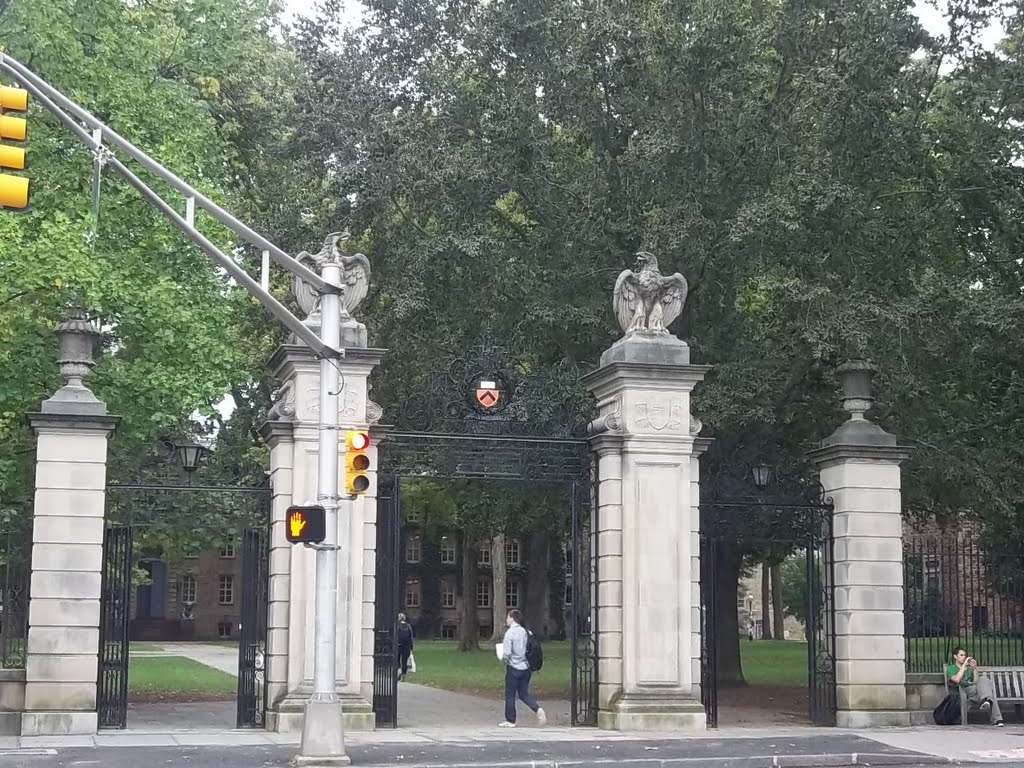 Puerta de acceso al Campus by José Pedro Martínez