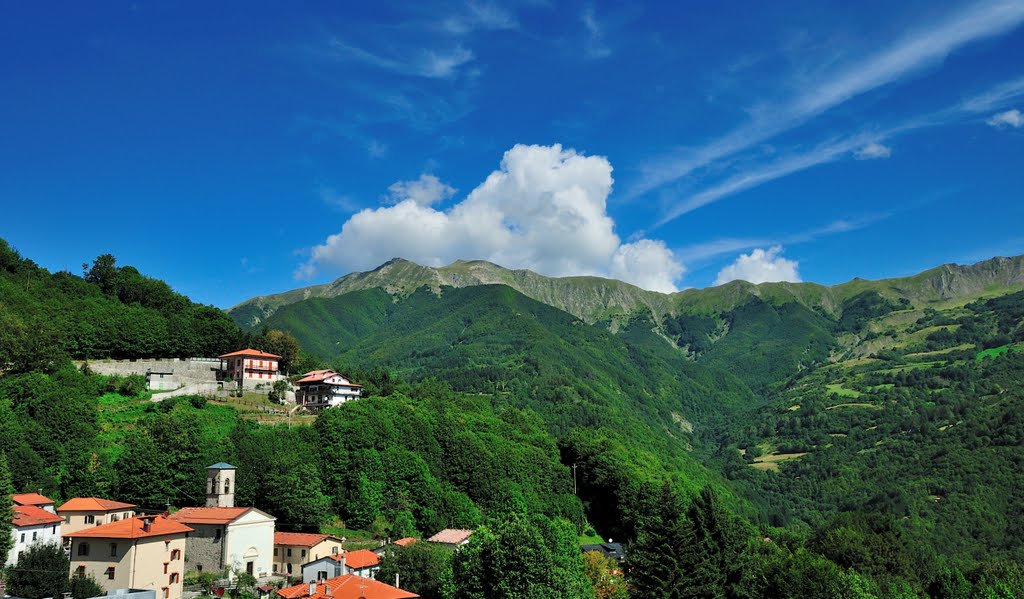 Veduta di Pianosinatico (Cutigliano - PT) e del cielo sopra il Libro Aperto (1937 m.) (10-08-2011) by Renato Pantini