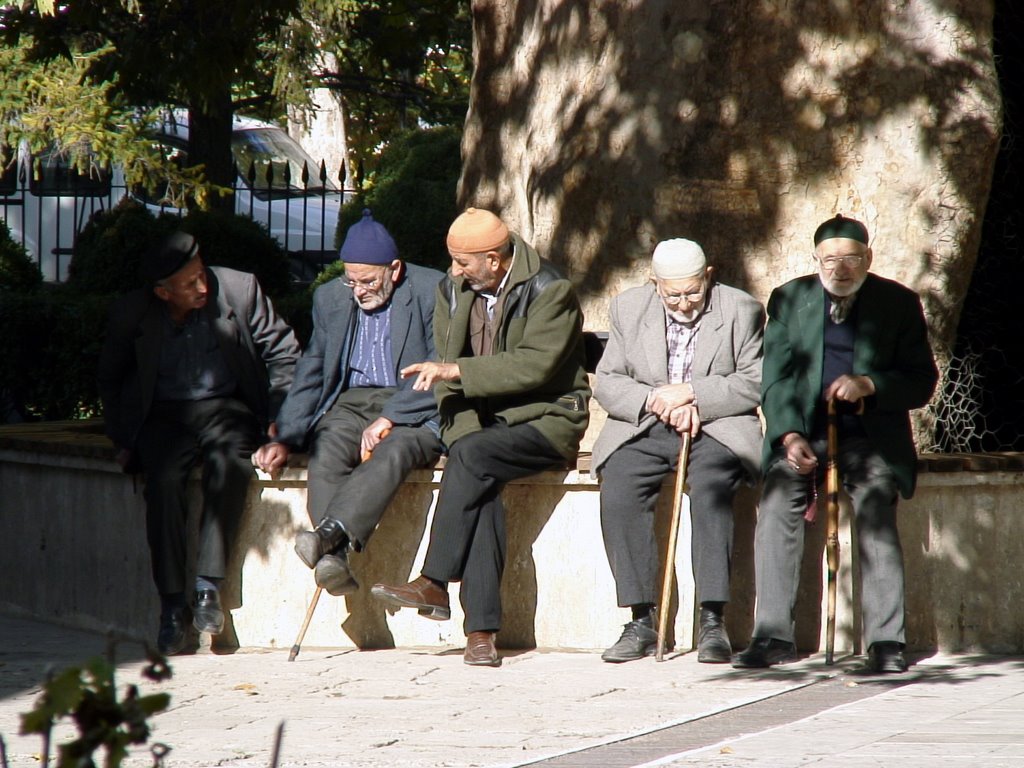 Cami avlusunda sohbet by Abdulhalim Durma