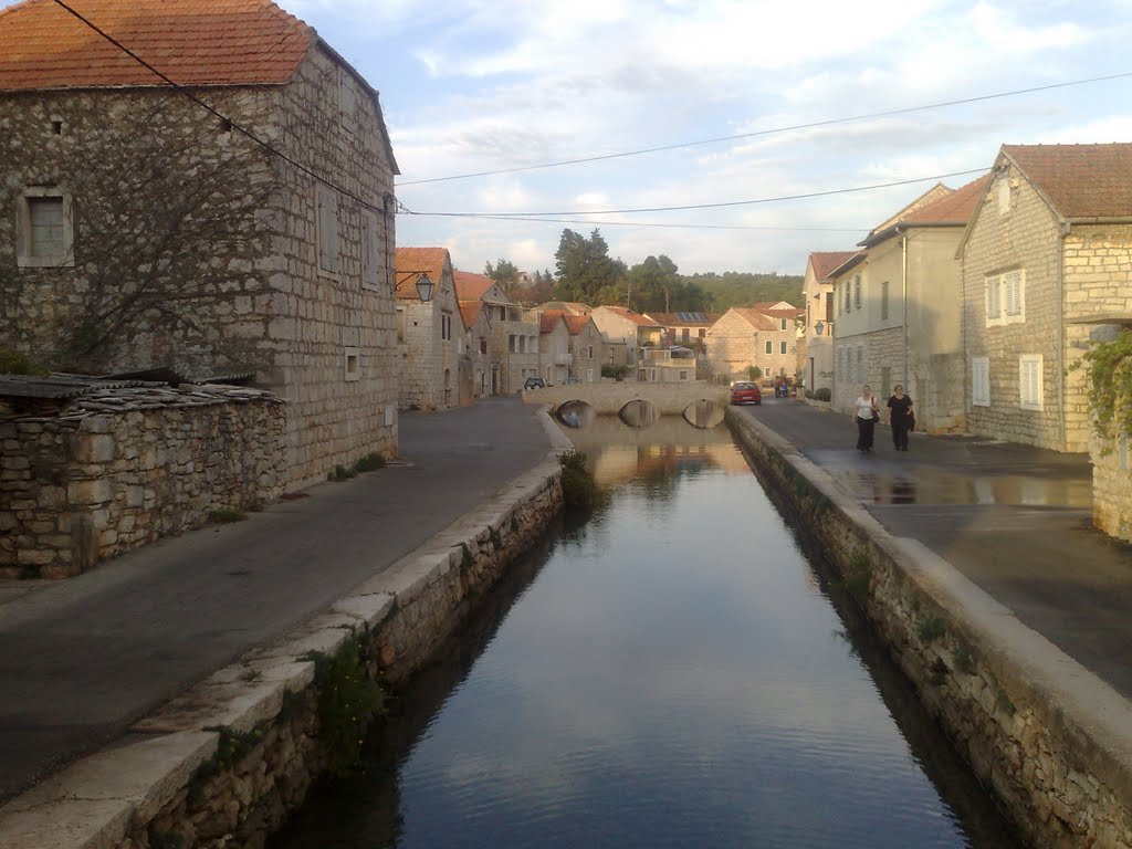 Stari grad vers Hvar by chris11fr