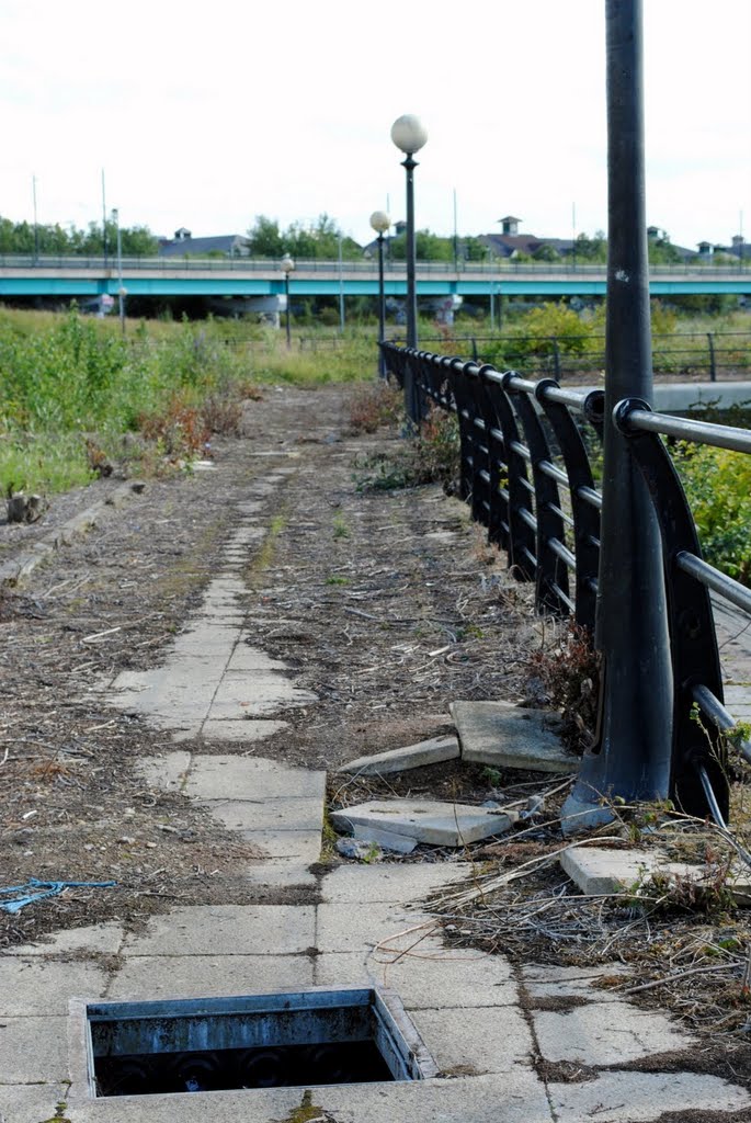 Abandoned embankment in Pomona docks by Alexander Kachkaev