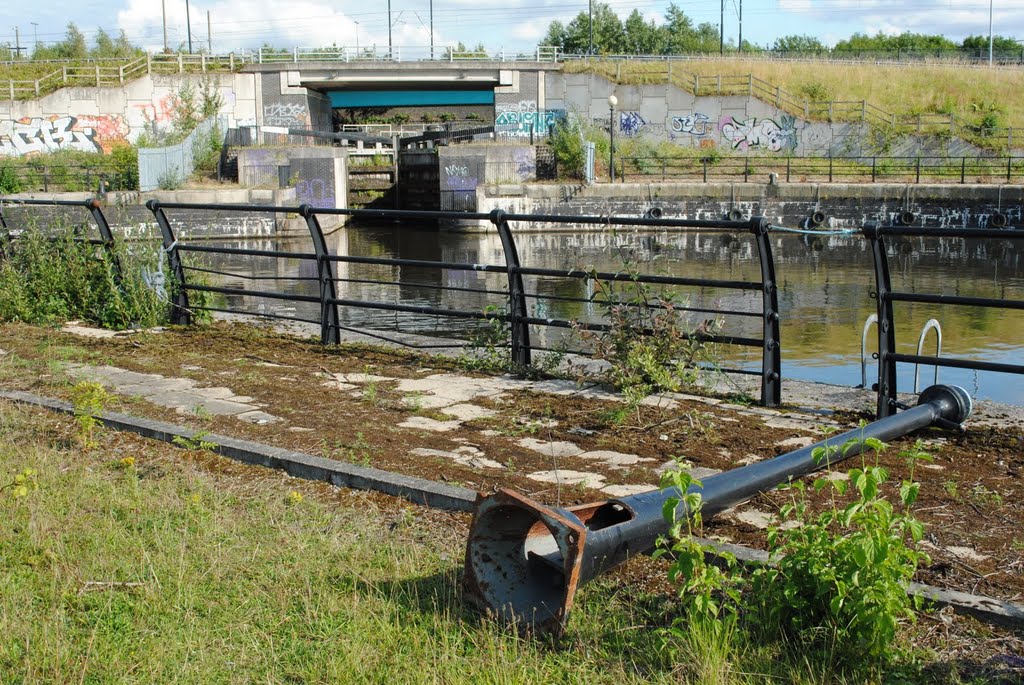 Abandoned embankment in Pomona docks by Alexander Kachkaev