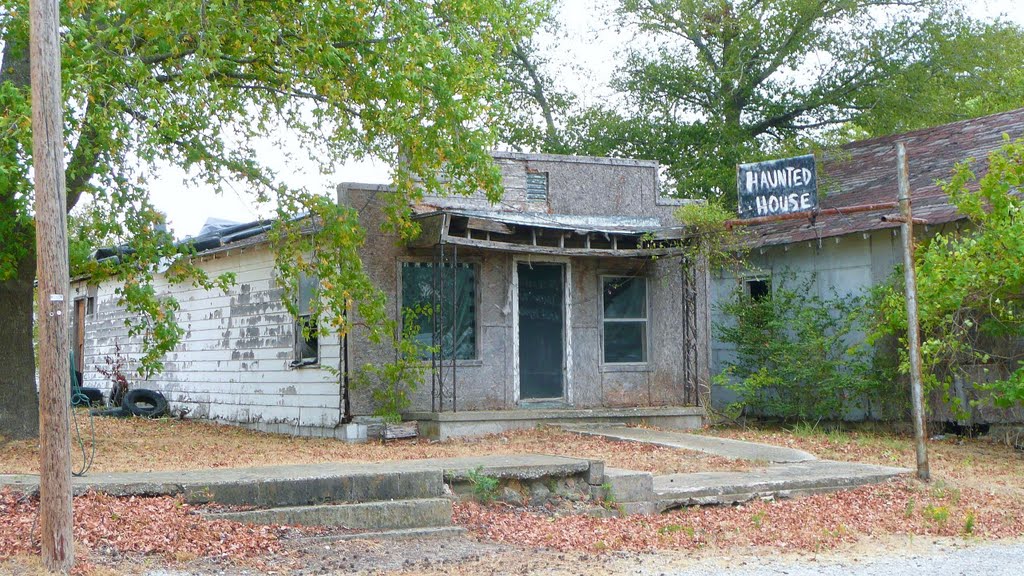 2011_09-10_Tupelo Oklahoma_P1160498_The Haunted House by lightbenders