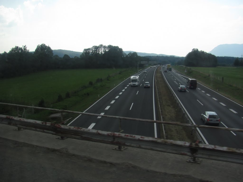 Autostrada A1 in dreptul orasului Postojna (27.08.11.) by Manoliu Ioan