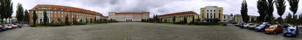 Piła - Pl.Staszica: widok na Urząd Miasta w Pile, Szkołę Policji oraz Pilski Dom Kultury (panorama 12167*1641 px) by Xavier.pl