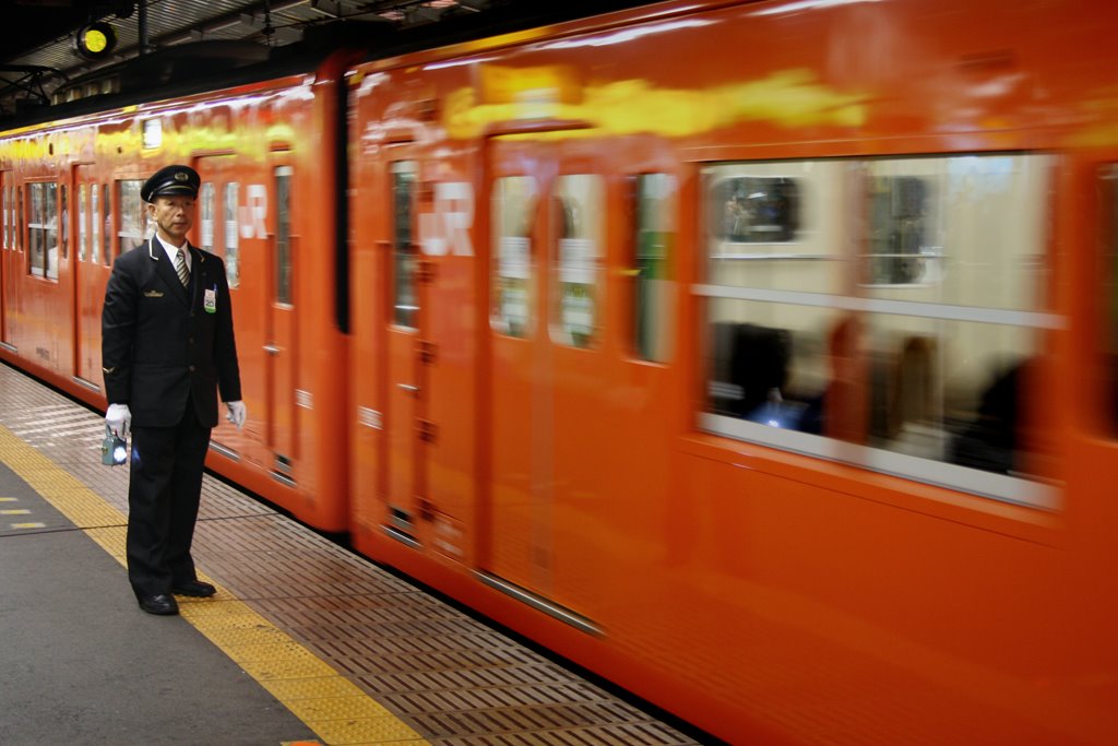 Shinjuku Station Chuo Line platform (555) by www.tokyoform.com