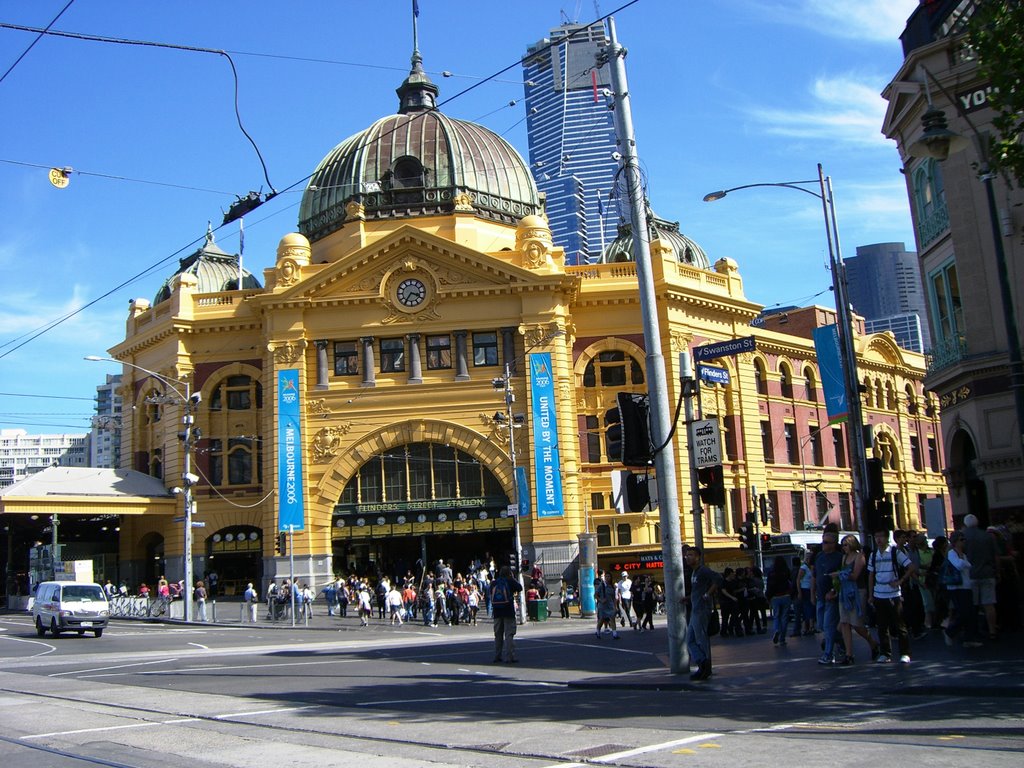 Flinders Station, Melbourne 03-2006 by R.W.