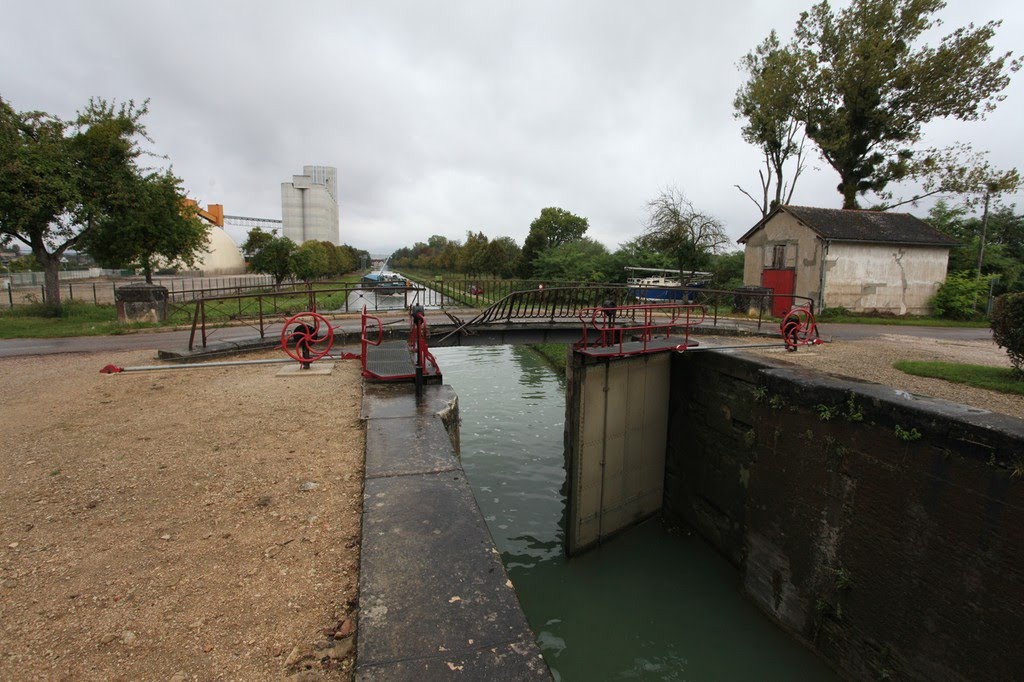 Canal de Bourgogne by www.binnenvaartinbeeld.com