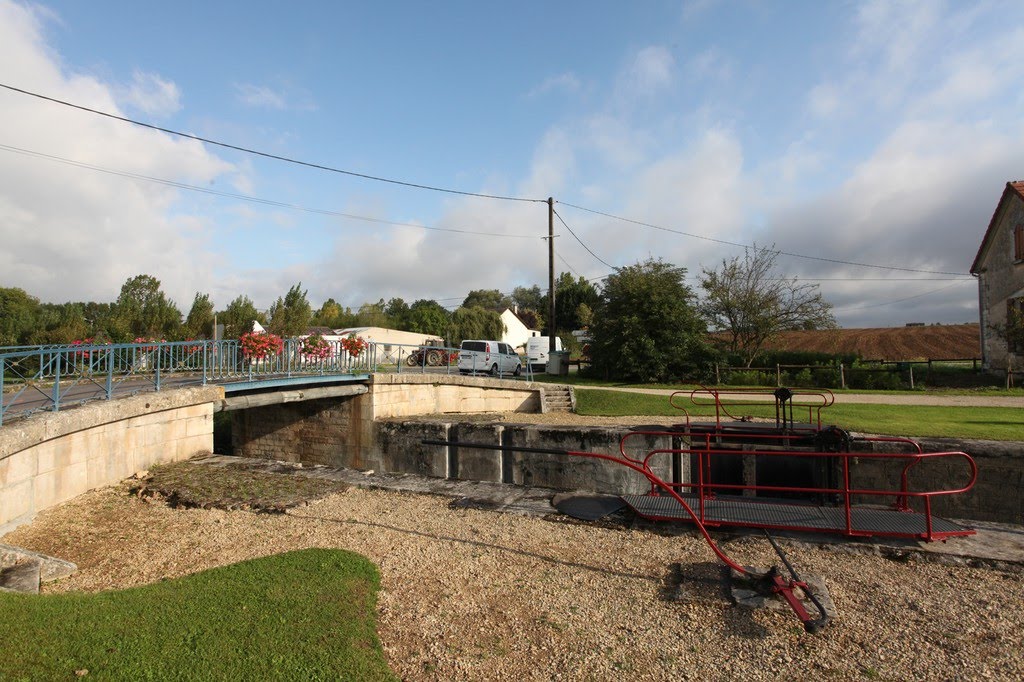 Canal de Bourgogne by www.binnenvaartinbeeld.com