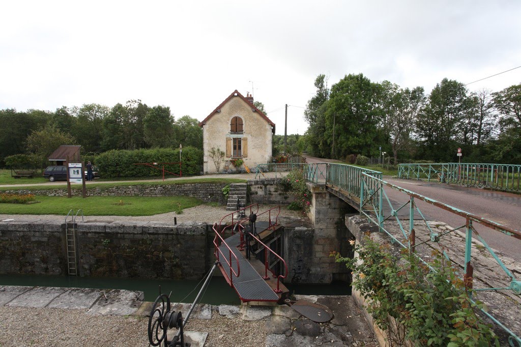 Canal de Bourgogne by www.binnenvaartinbeeld.com