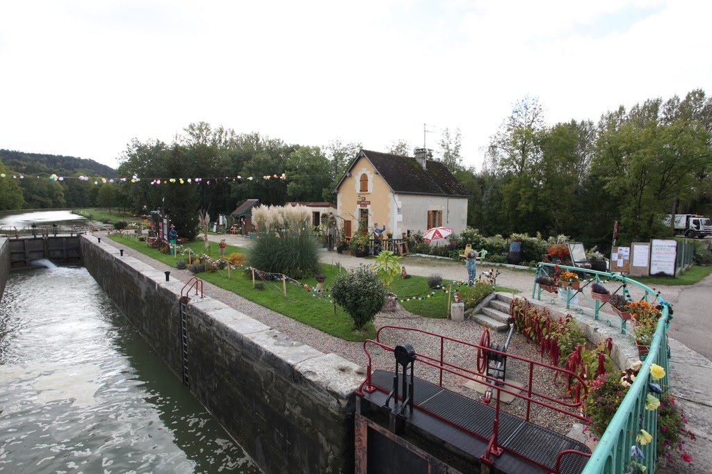 Canal de Bourgogne by www.binnenvaartinbeeld.com