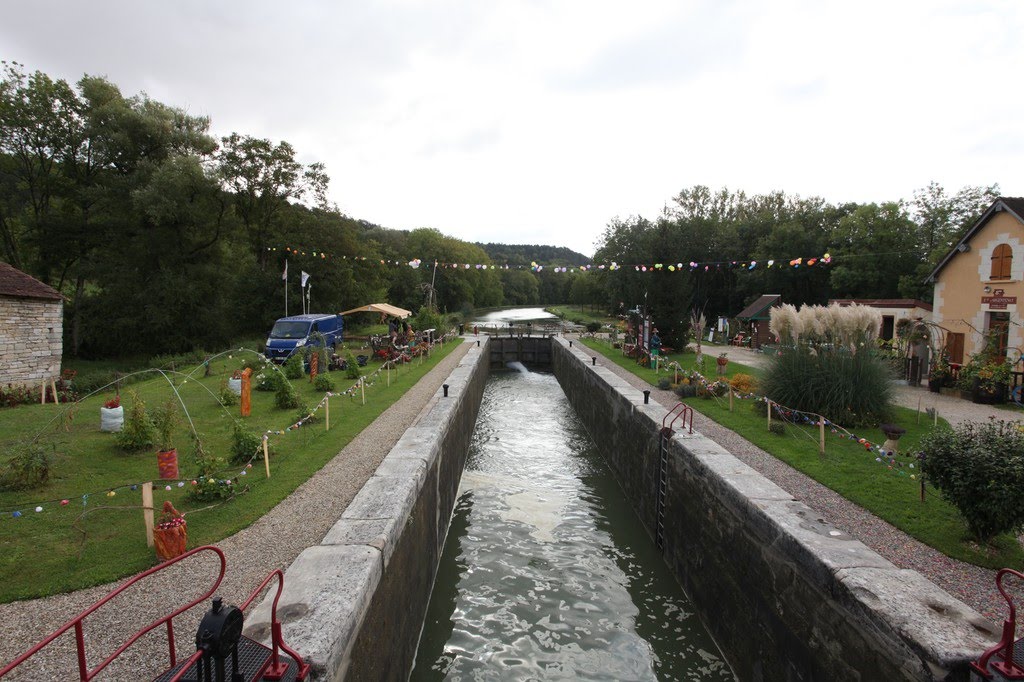 Canal de Bourgogne by www.binnenvaartinbeeld.com