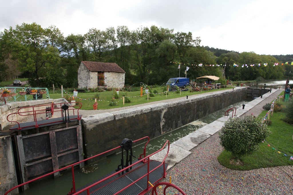 Canal de Bourgogne by www.binnenvaartinbeeld.com