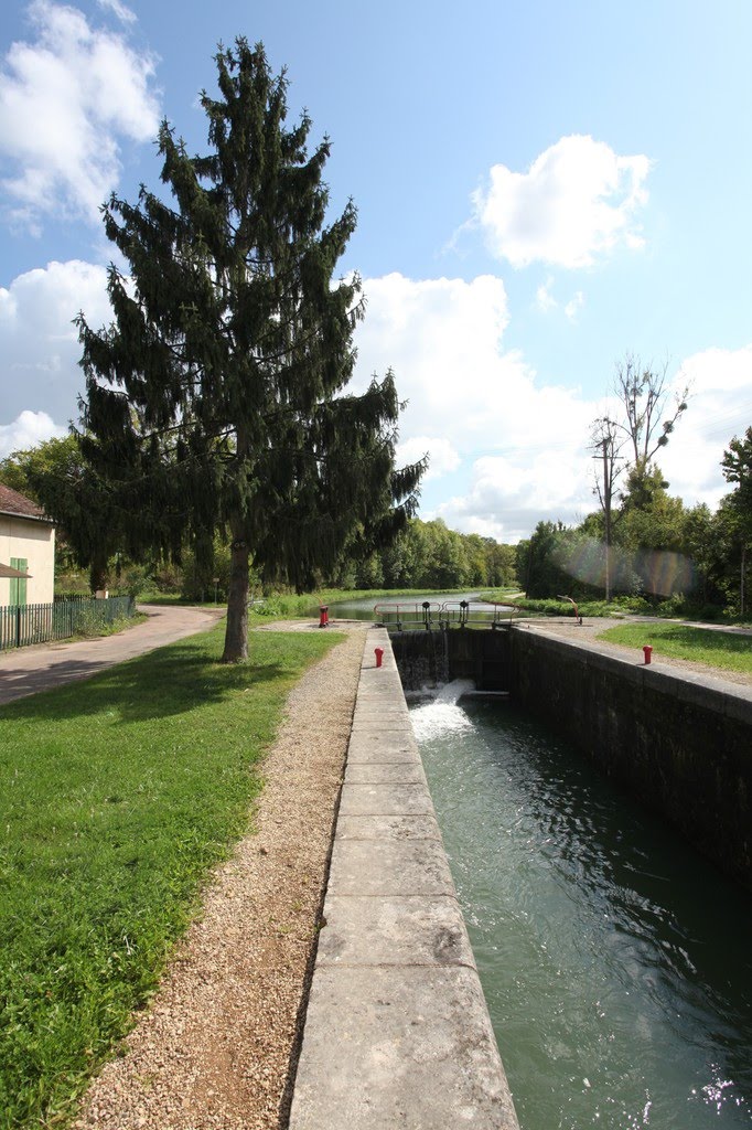 Canal de Bourgogne by www.binnenvaartinbeeld.com