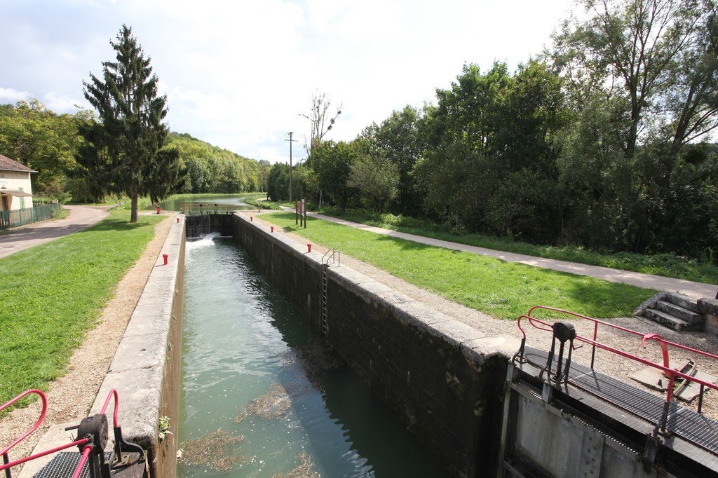 Canal de Bourgogne by www.binnenvaartinbeeld.com