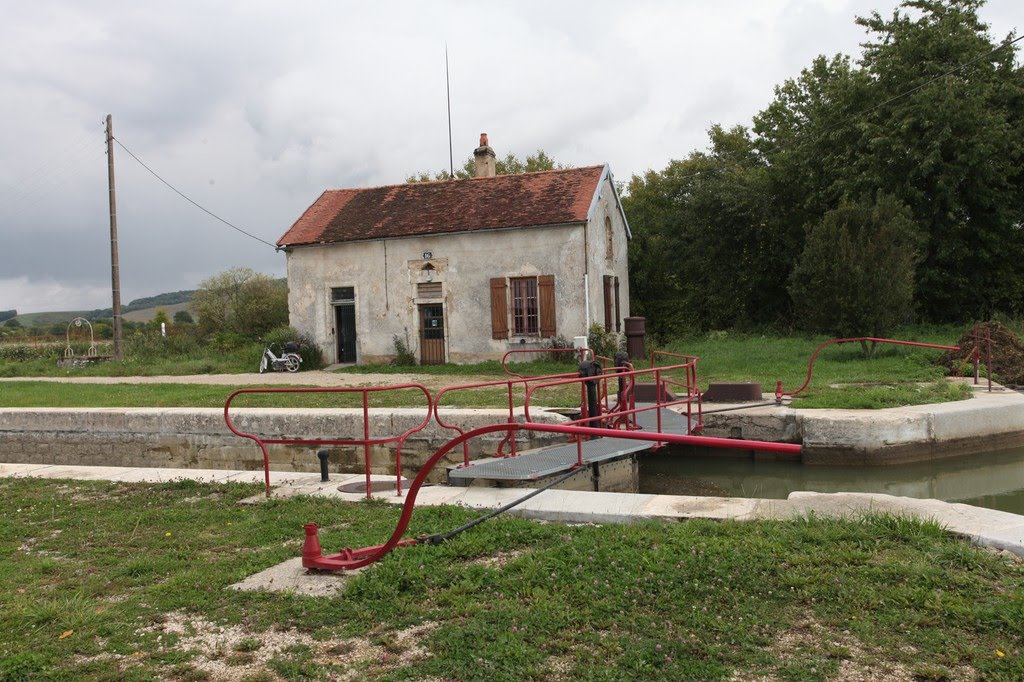 Canal de Bourgogne by www.binnenvaartinbeeld.com