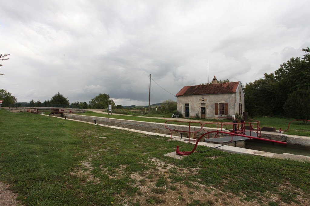 Canal de Bourgogne by www.binnenvaartinbeeld.com