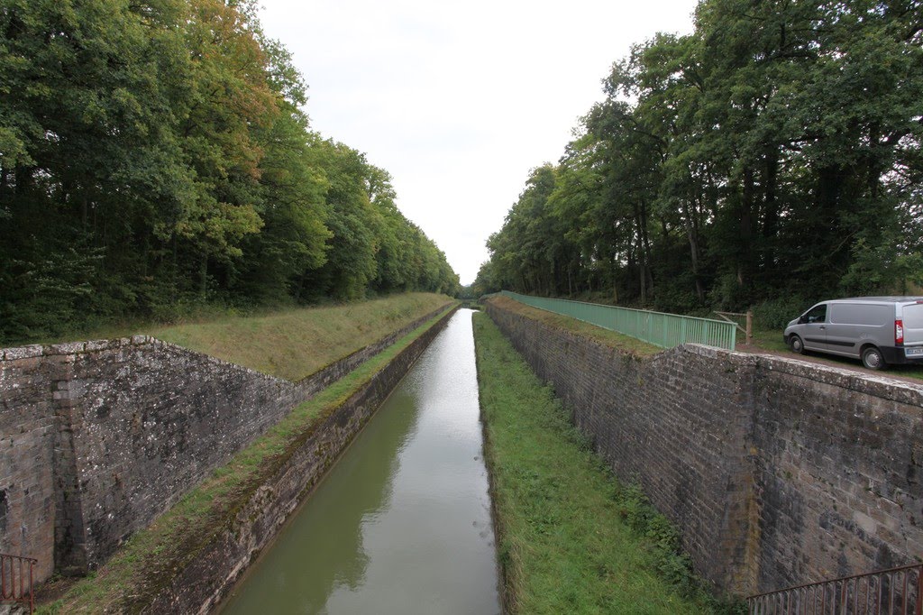 Canal de Bourgogne by www.binnenvaartinbeeld.com