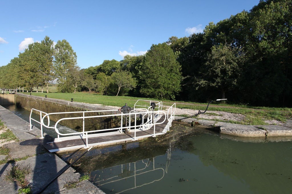 Canal de Bourgogne by www.binnenvaartinbeeld.com