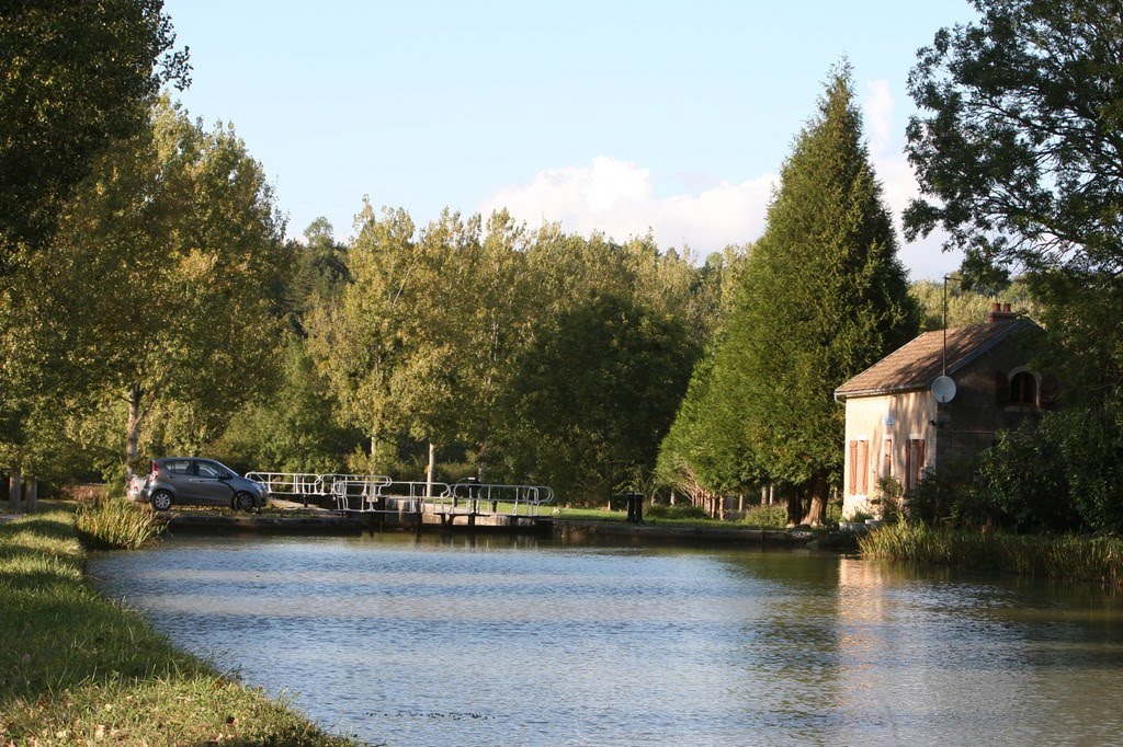 Canal de Bourgogne by www.binnenvaartinbeeld.com