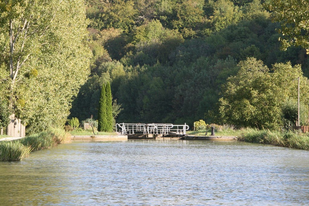 Canal de Bourgogne by www.binnenvaartinbeeld.com