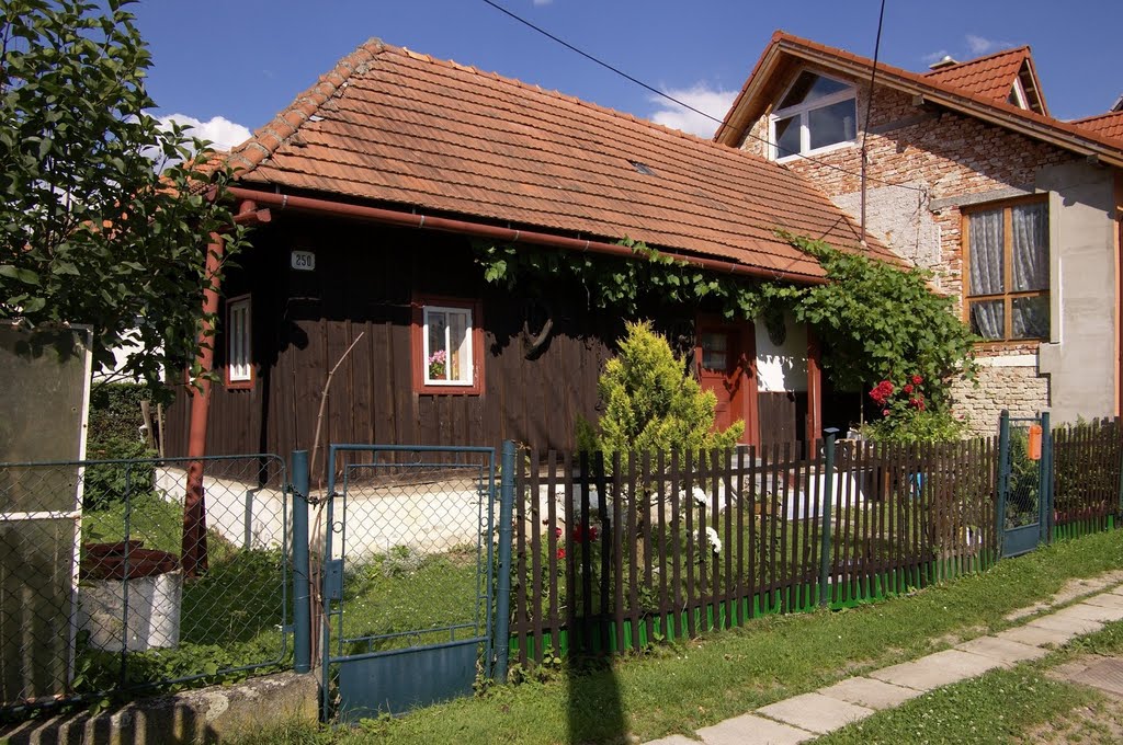 Tiny wooden house in Bobrovec by Juraj Vanovcan