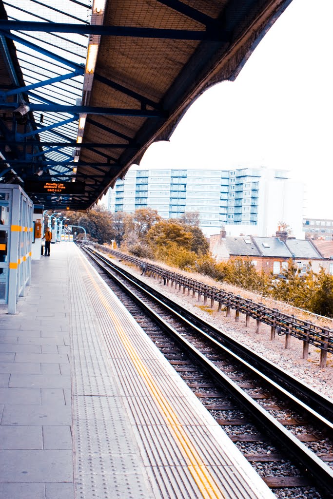 Hounslow Central Station by Van Machado