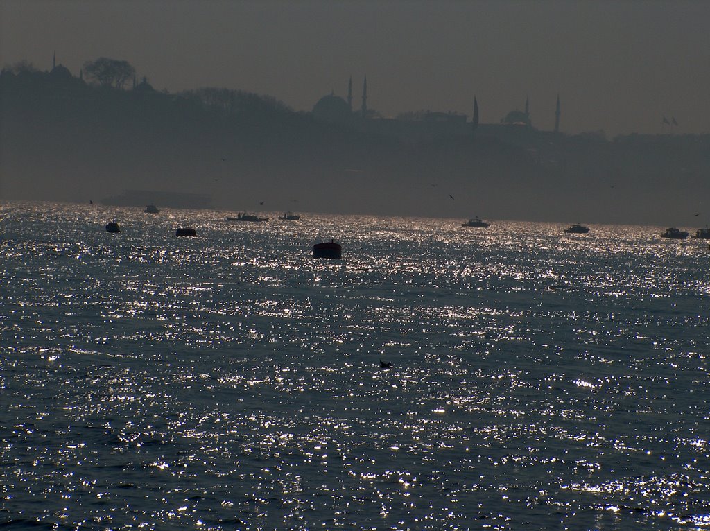 Sisli bir havada İstanbul'un gizemli yüzü by hurde