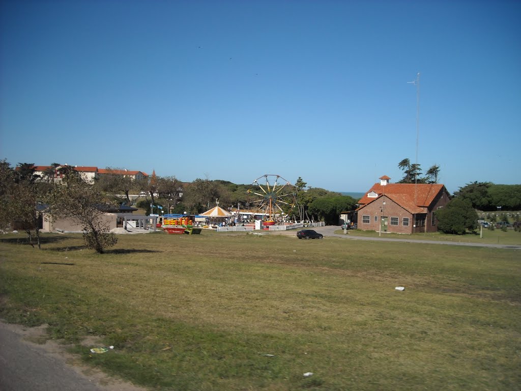 Parque de juegos en Chapadmalal by Matha Burroughs