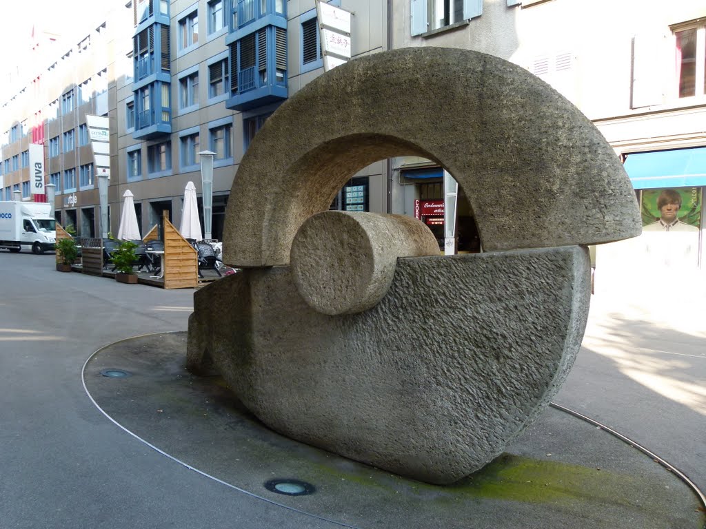 Chute d'une météorite - Denis Guelpa (*1949), Sculpteur et tailleur ornemental by Magda GHALI