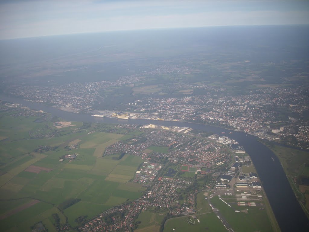 Im Vordergrund Lemwerder mit der ehemaligen Flugzeugwerft der EADS/DASA, rechts der Weser Vegesack und Blumenthal by silberner Reiter