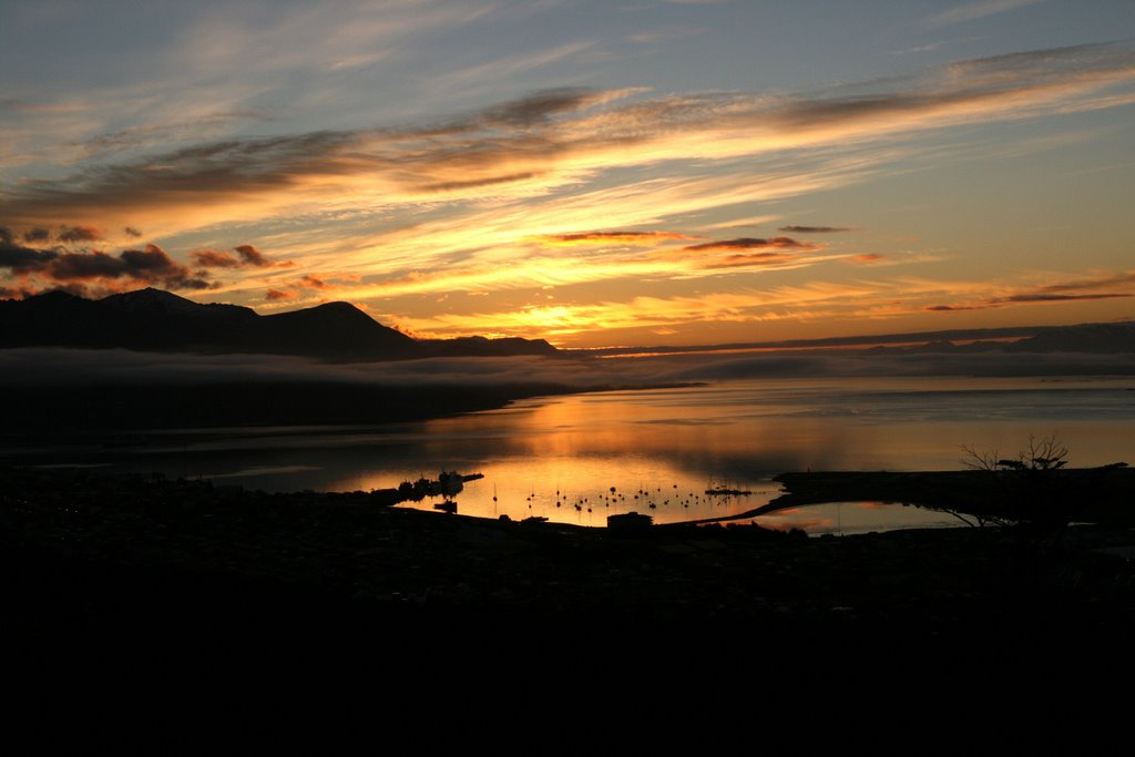 Amanecer Ushuaia by M.Zeanuri