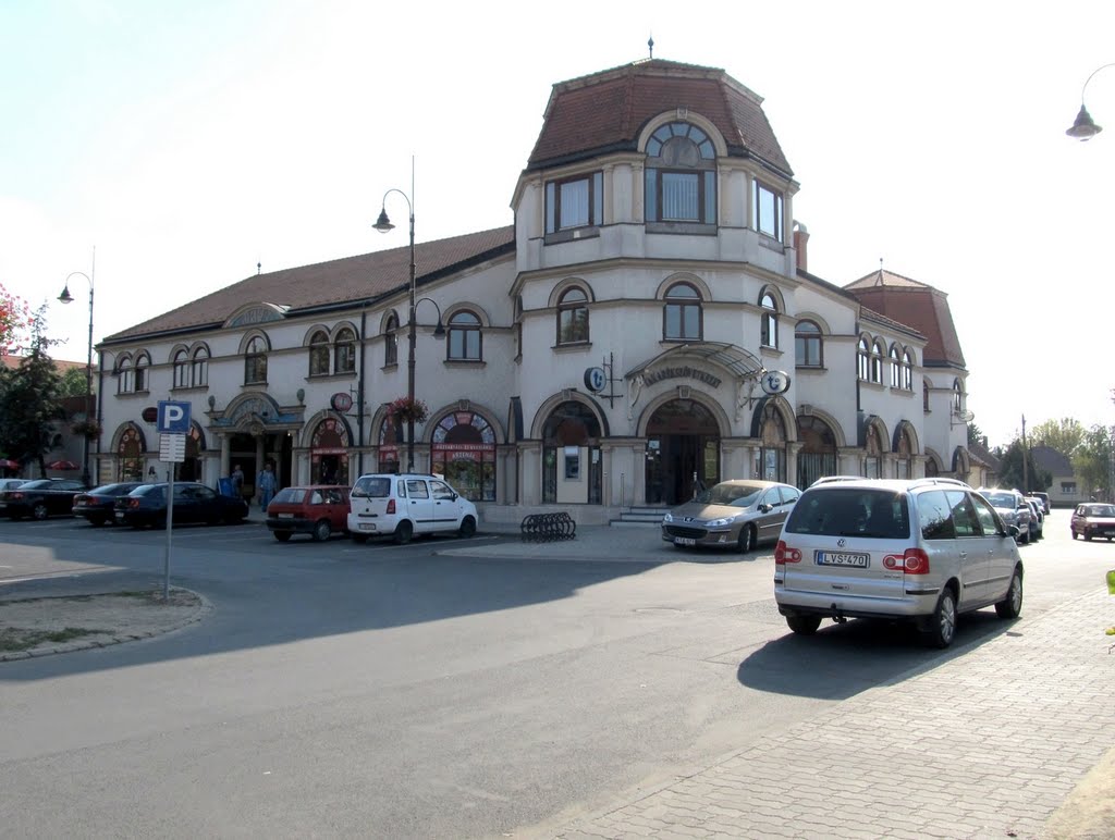 201109281453 Veresegyház, a Takarékszövetkezet (Huszár utca sarok) by Harmadik