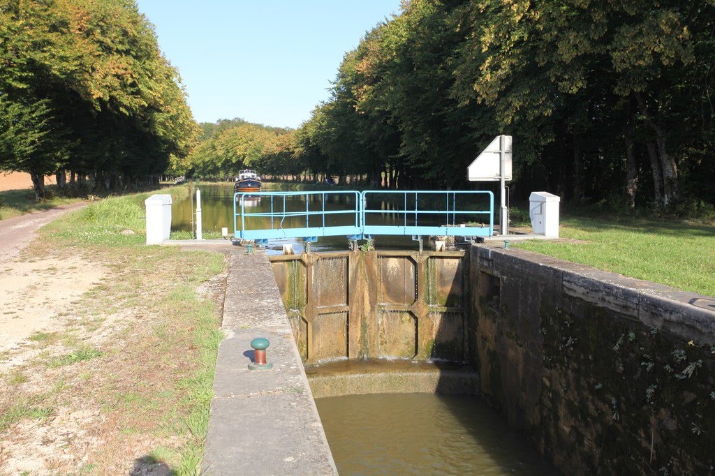 Canal de la Marne a la Saone (C. de Champagne en Bourgogne) by www.binnenvaartinbeeld.com