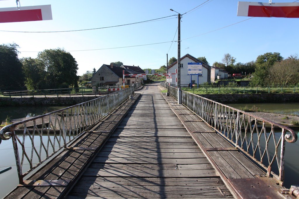 Canal de la Marne a la Saone (C. de Champagne en Bourgogne) by www.binnenvaartinbeeld.com