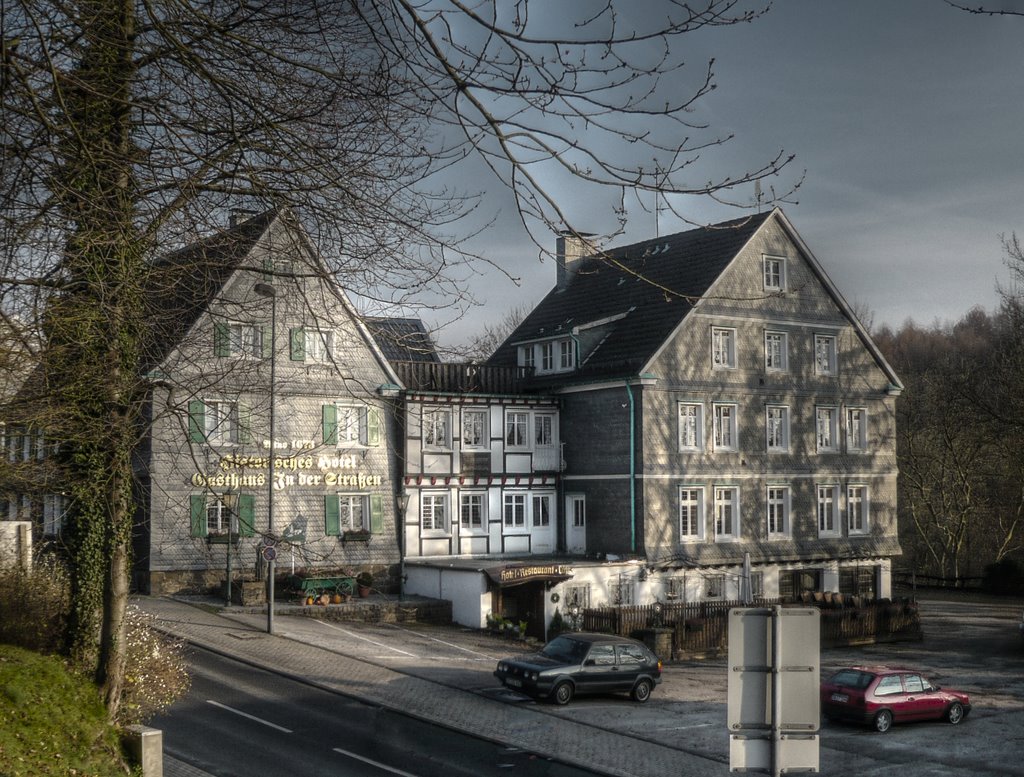 Historisches Gasthaus in der Straße by pillboxs