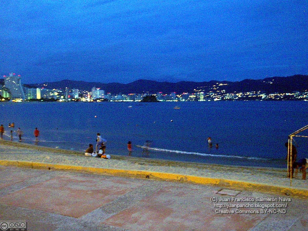 Anocheciendo en Acapulco by Juan Francisco Salme…