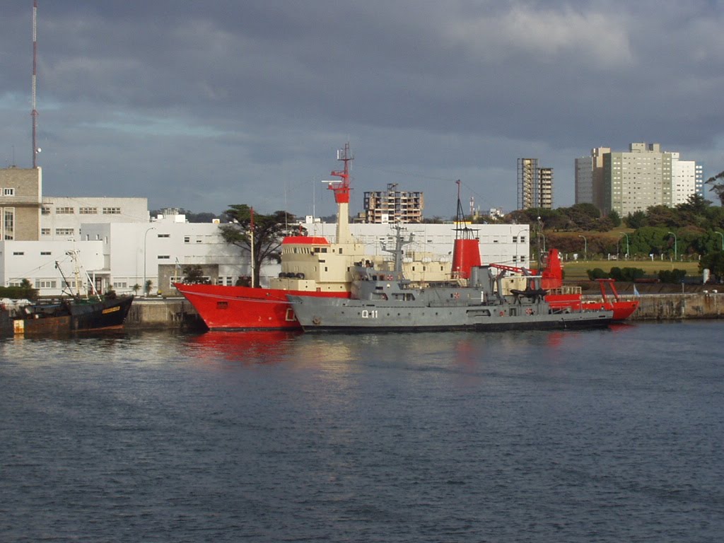 Buques Hidrográficos de la Armada en la Base Naval de Mar del Plata by Martín Otero