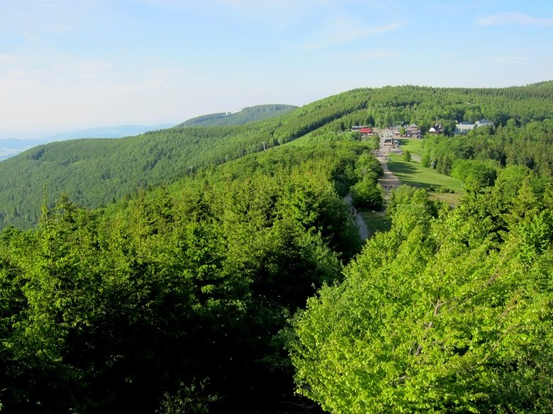 Pustevny - pohled z rozhledny na komplex budov Pustevny a okolní krajinu (view from the lookout of the complex of buildings Pustevny and surrounding landscape) by MAPP HUDRANS