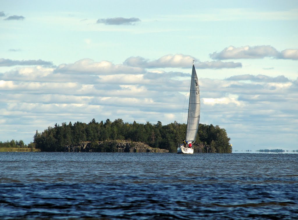 Segler vor Vargholmen, Mälaren, Schweden September 2011 by H.Sandvoß