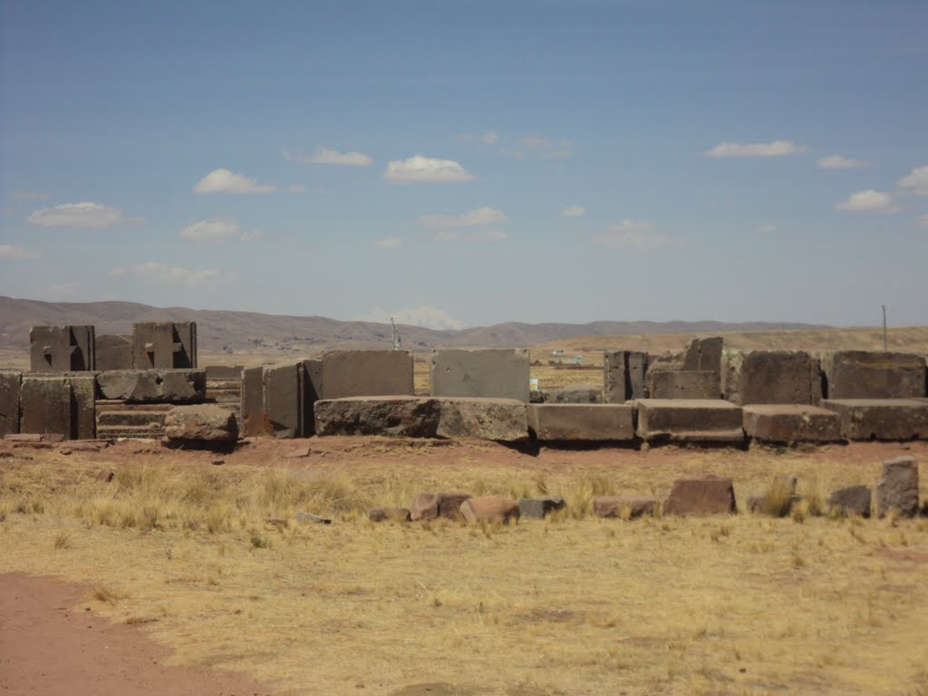 Puma punku Bolivia by Cristián Luengo